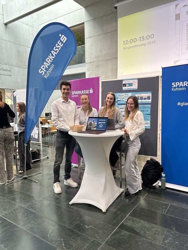 Studierende an ihrem Stand bei der Expo in der Aula