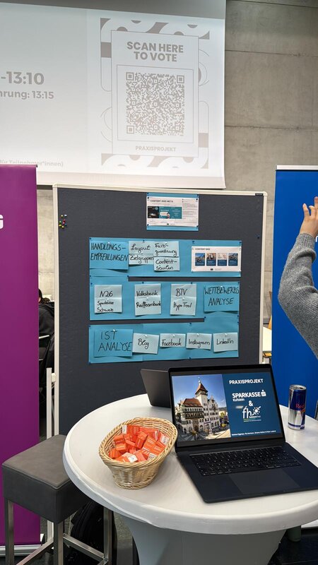 Pinnwände, Stehtisch mit Dekoration bei der Expo