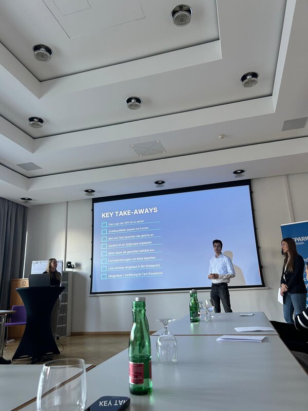 Studierende bei der Abschlusspräsentation 