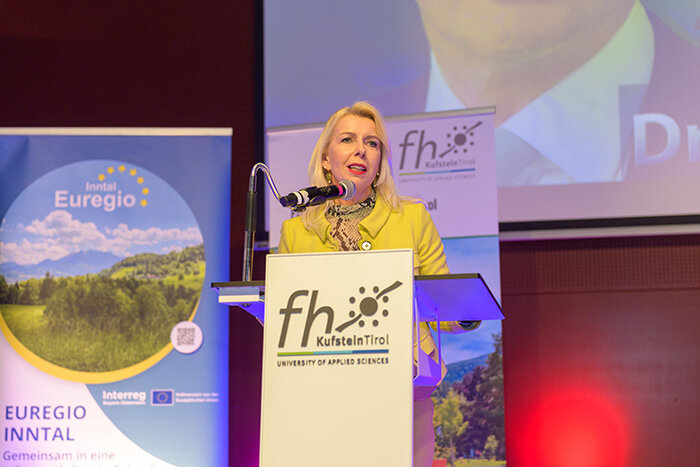 Barbara Schwaighofer am Rednerpult klein