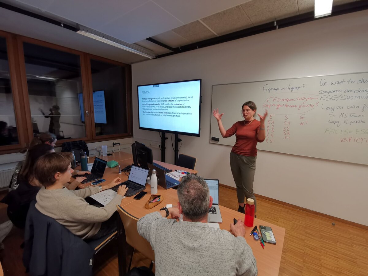 Helena Strohl bei ihrem Vortrag über künstliche Intelligenz im Finanzsektor. 