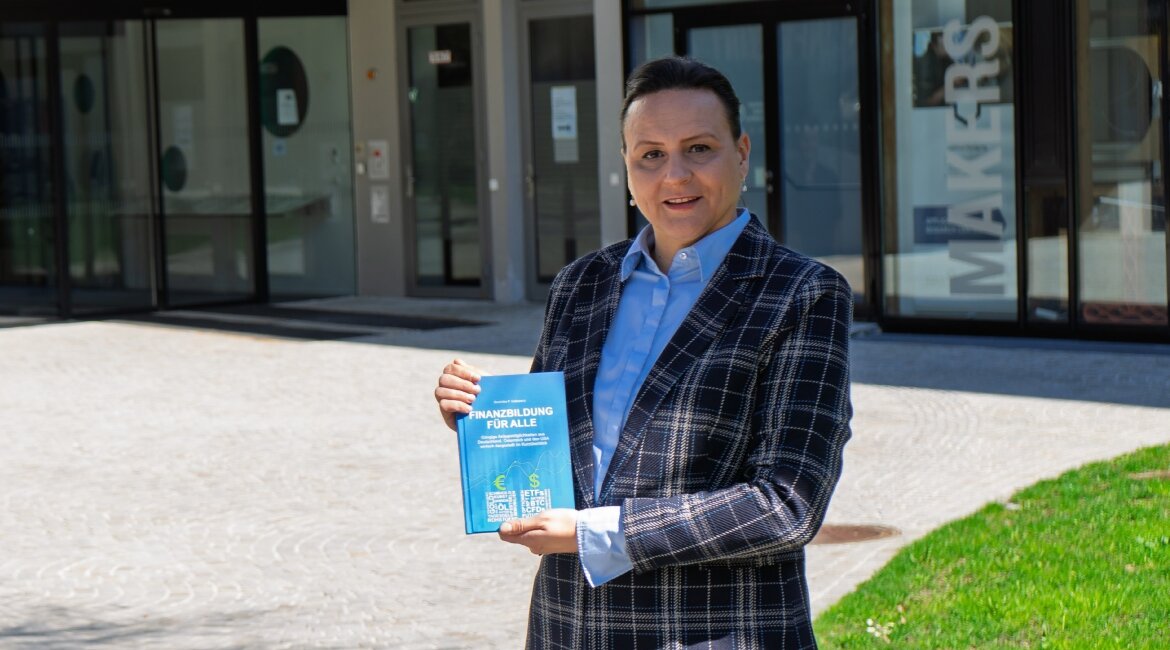 Prof. (FH) Dr. Dominika Galkiewicz zeigt ihr neues Buch "FINANZBILDUNG FÜR ALLE" auf dem Campus der HOK