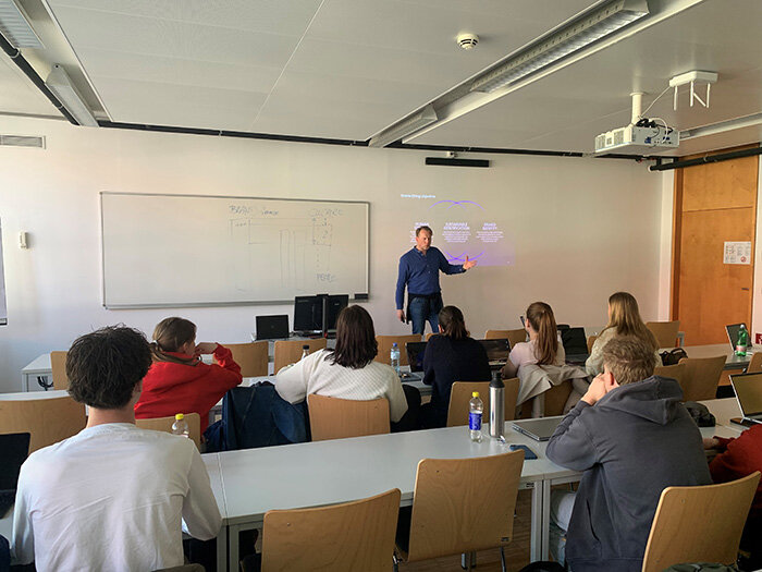 Vortragender trägt vor den Studierenden vor