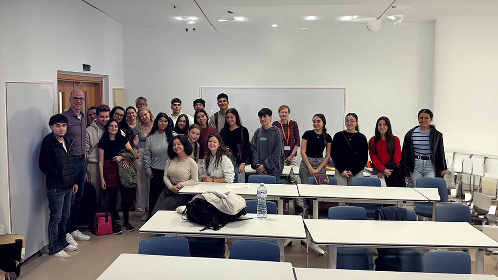 Teilnehmerinnen des Workshops im Klassenzimmer für ein Gruppenbild