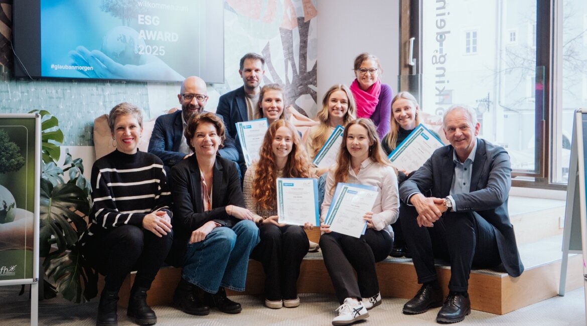 Gruppenfoto der Preisträgerinnen des ESG-Awards 2025 mit der Fachjury, Prof. (FH) DDr. Mario Situm, MBA, und Dir. Klaus Felderer von der Sparkasse Kufstein.