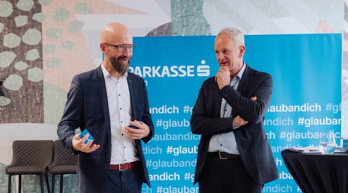Mag. (FH) Hannes Widmann (links im Bild) im Gespräch mit Dir. Klaus Felderer, Vorstand der Sparkasse Kufstein.