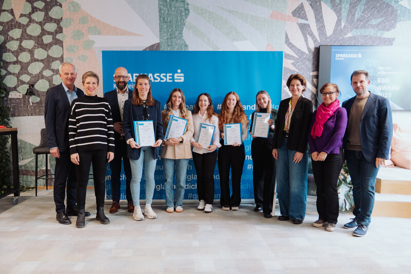 Die ESG-Award-Preisträgerinnen zusammen mit der Fachjury und weiteren Gästen. 