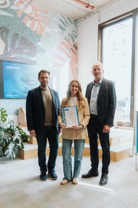 Prof. (FH) DDr. Mario Situm und Dir. Klaus Felderer zusammen mit ESG-Preisträgerin Birgit Pajek.
