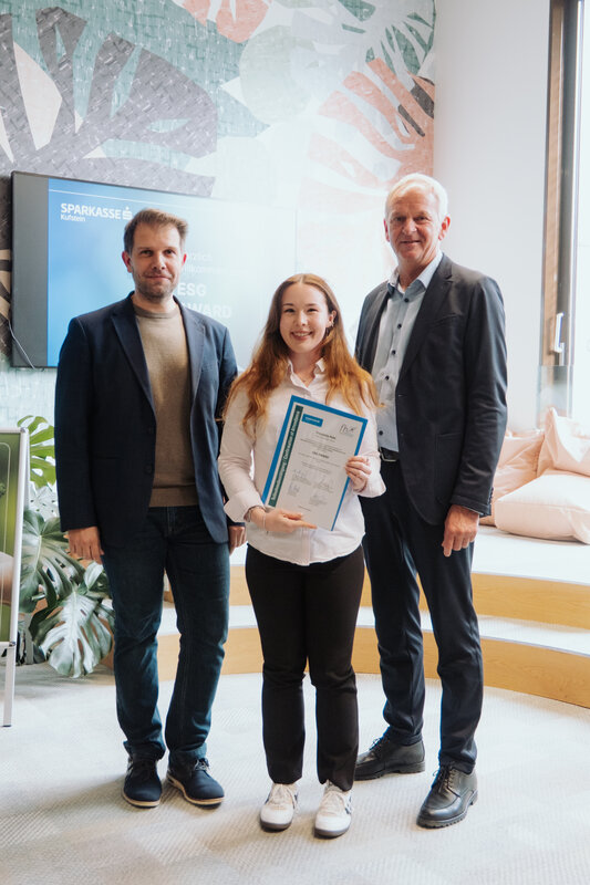Prof. (FH) DDr. Mario Situm und Dir. Klaus Felderer zusammen mit ESG-Preisträgerin Franziska Pohl.