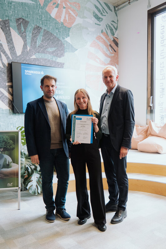 Prof. (FH) DDr. Mario Situm und Dir. Klaus Felderer zusammen mit ESG-Preisträgerin Christina Schoder.