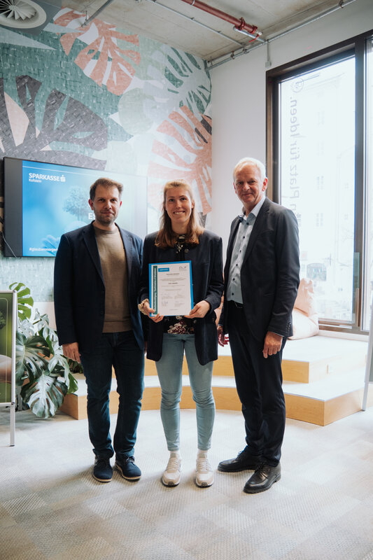 Prof. (FH) DDr. Mario Situm und Dir. Klaus Felderer zusammen mit ESG-Preisträgerin Veronika Gassner.