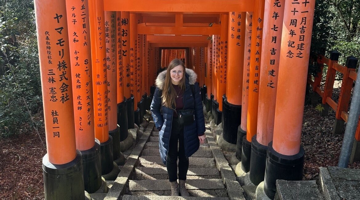 Lisa-Maria Schedlberger erkundet während ihres Aufenthalts in Japan anlässlich der ICMET die berühmten Torii-Tore des Fushimi Inari Schreins in Kyoto.