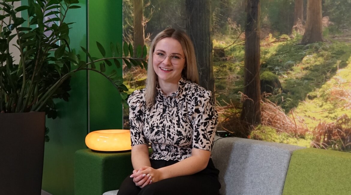 Student-Influencerin und MKM-Studentin Theresa Meißl beim Gespräch für Stories behind Students in der Kubi. 