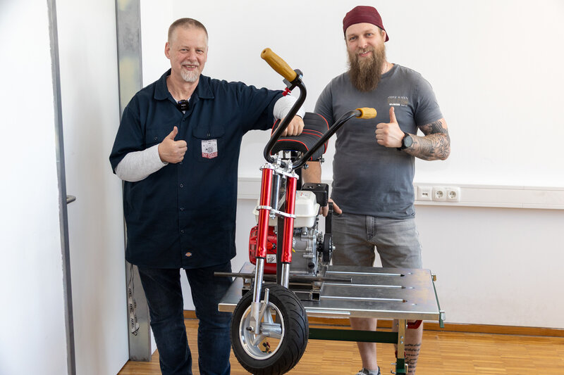 Christian Schmid mit Bernhard Mandl neben dem Motorrad