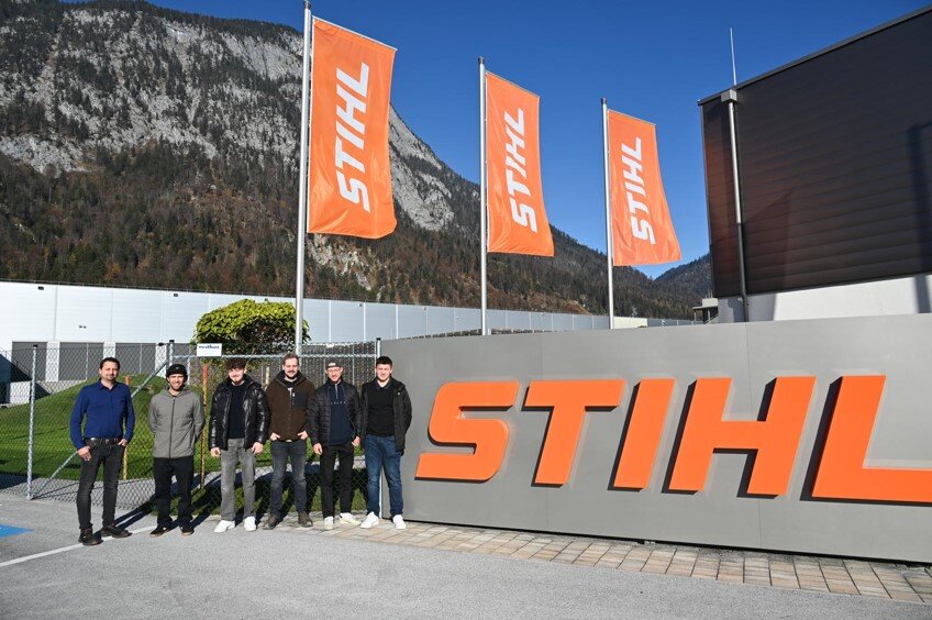 Teammitglieder vor dem Stihlgebäude