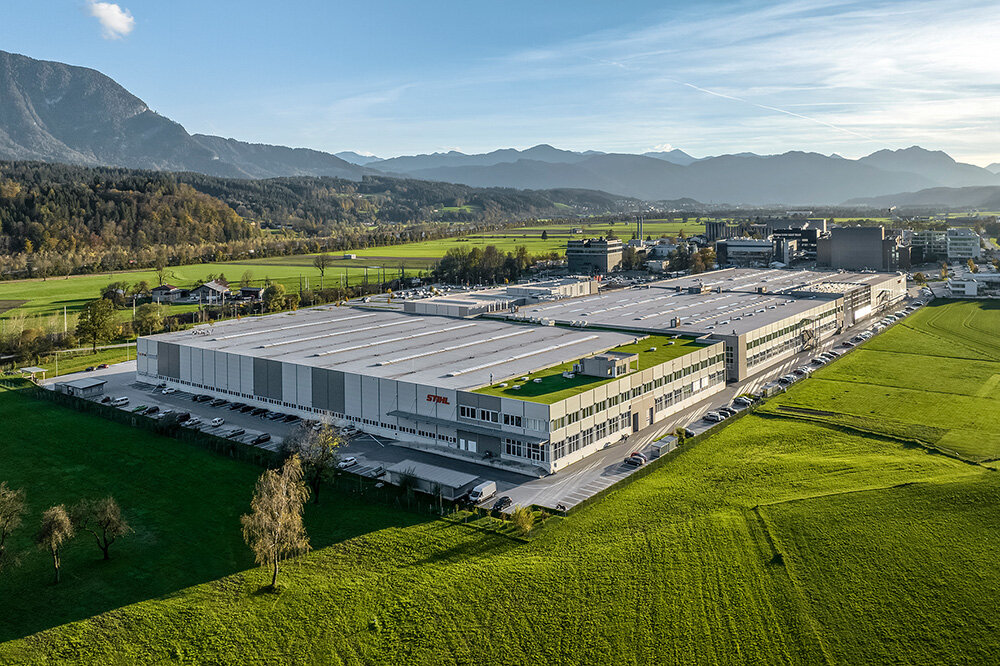 Werk Tirol mit Blick auf das Gebirge umgeben von Wiese