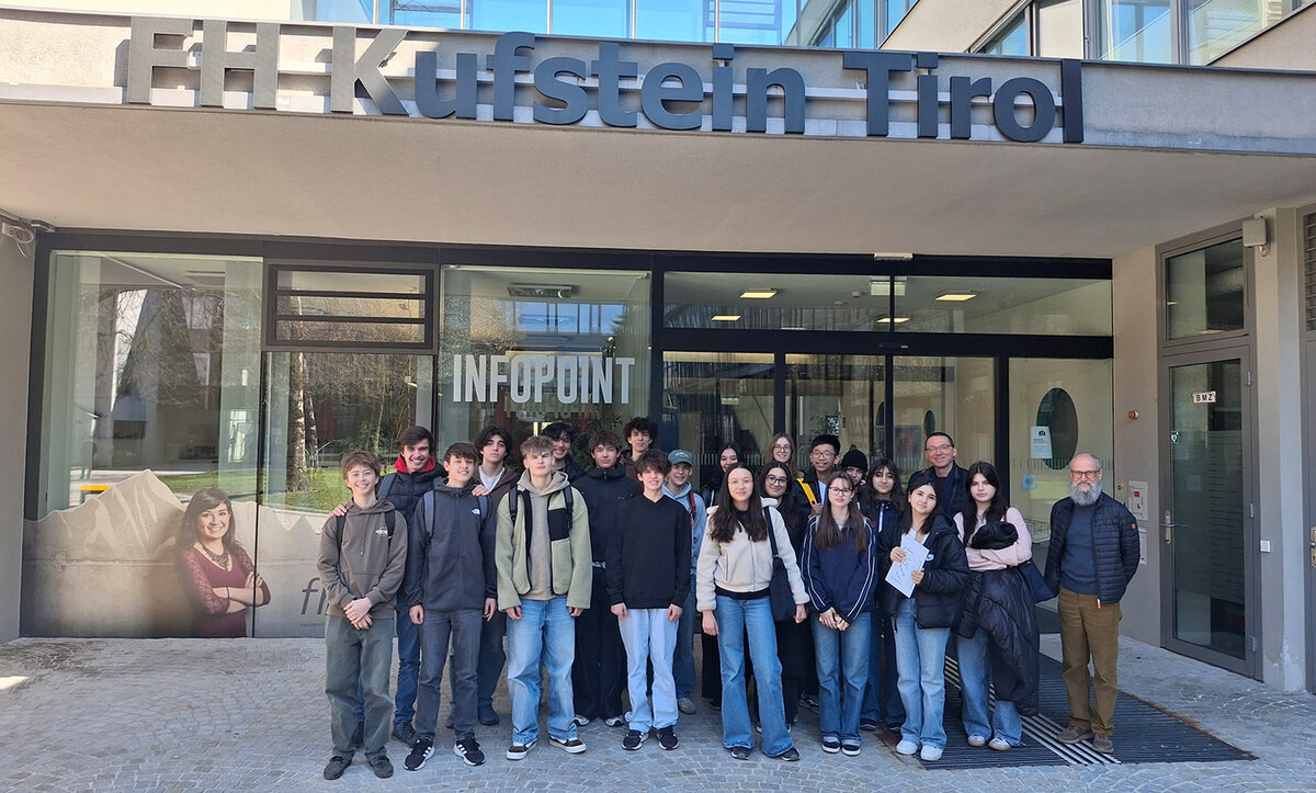 Gruppenfoto der Schüler:innen vor dem Eingang der HOK