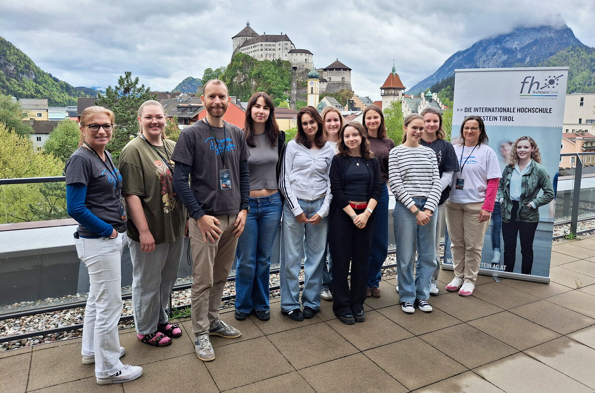 Gruppe auf der Dachterasse der HOK mit Festung als Hintergrund 