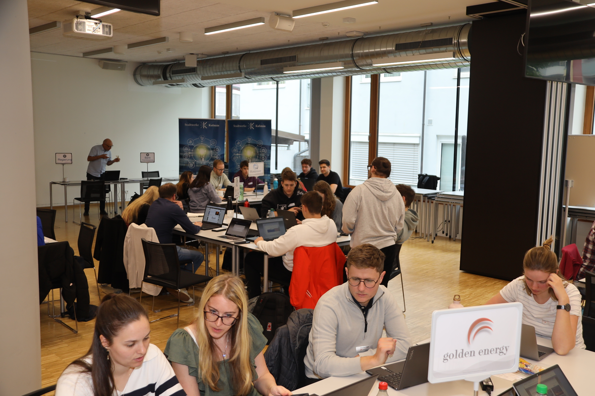 Teilnehmende des Workshops Energy Next bei der Beratung. 