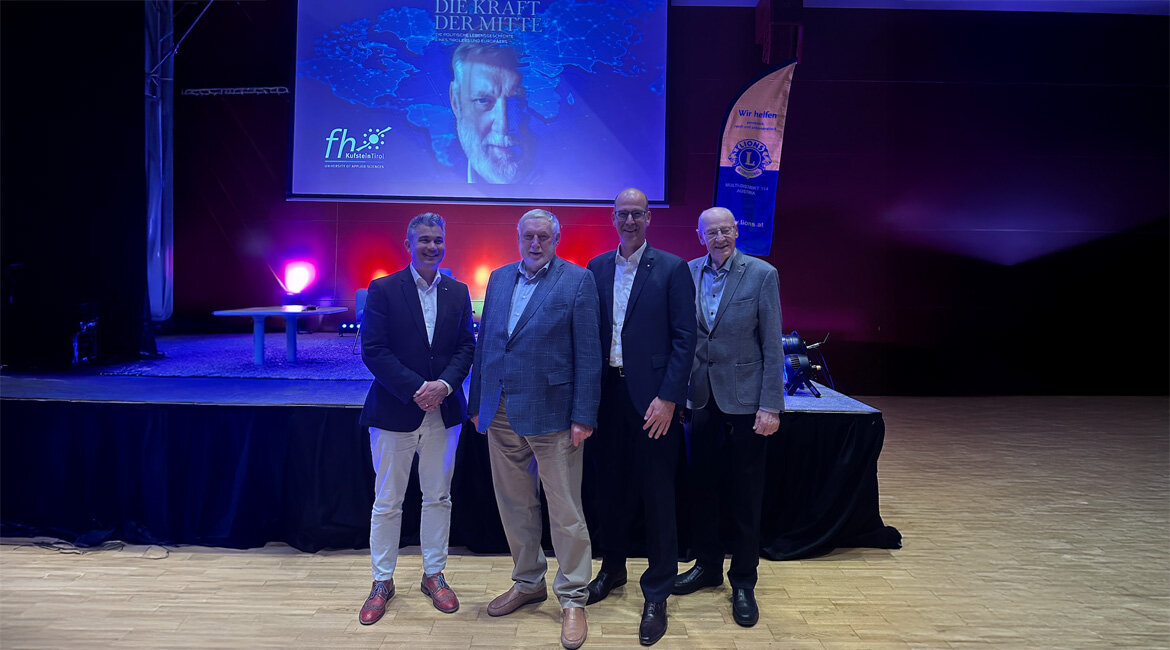 Gruppenfoto anlässlich des Vortrags von Dr. Franz Fischler an der HOK, aufgenommen im Festsaal vor dem Podium. 
