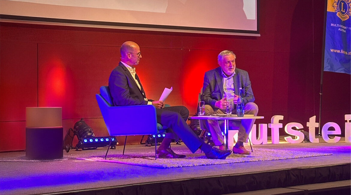 Prof. (FH) Dr. Peter Dietrich und Dr. Franz Fischler am Podium des Festsaals der HOK. 