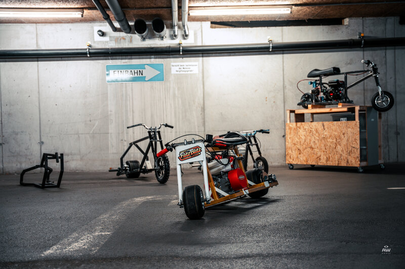 Mini-Bikes des Vereins Tiny-Torquer stehen nebeneinander in der Tiefgarage der HOK. 