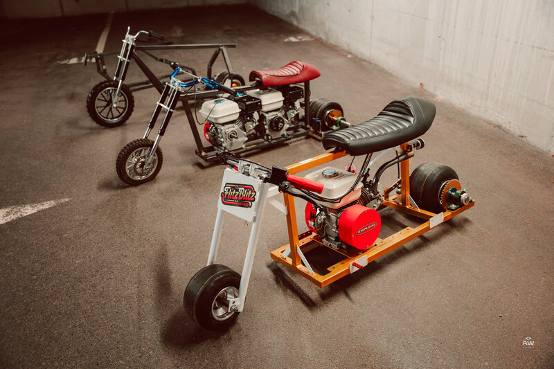 Drei Motorräder der Tiny Torquer von oben gesehen. 