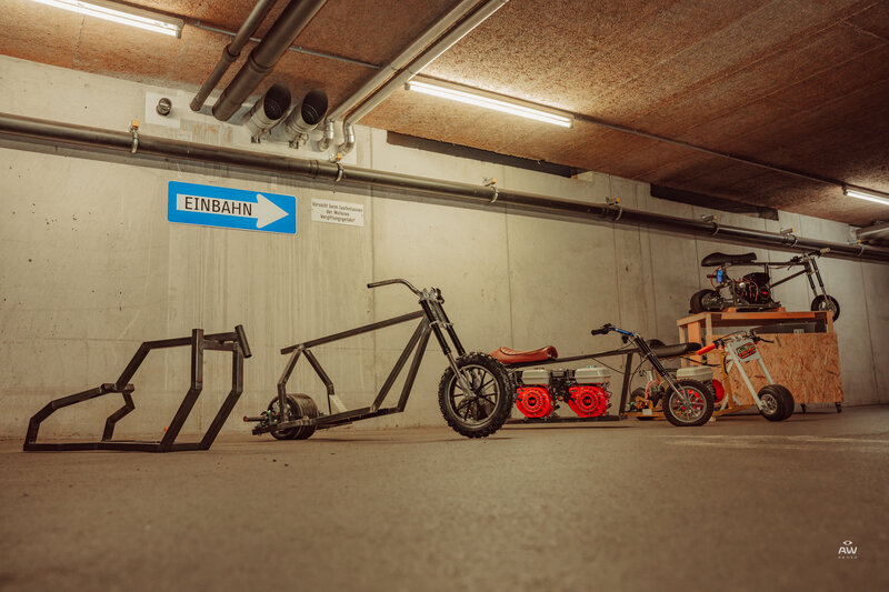 Mehrere Mini-Bikes, gefertigt von Mitgliedern des Vereins Tiny Torquer, stehen vor einer Wand in der Tiefgarage der HOK. 