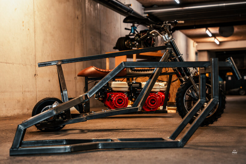 Mini-Bikes in unterschiedlichen Fertigungsstadien stehen in der Tiefgarage der HOK. 