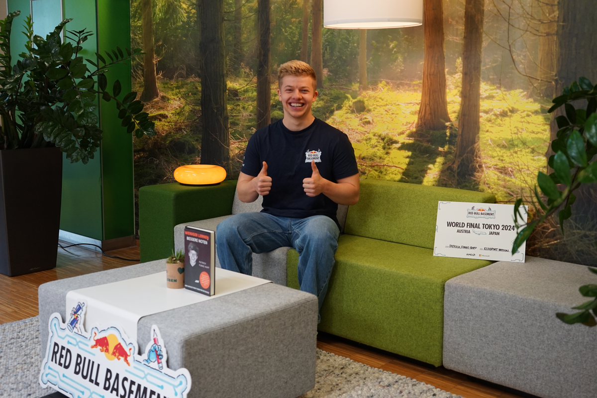 Patrick Funke-Rapp auf der grünen Couch in der Kubi im Interview für das Videoformat Stories behind Students. 
