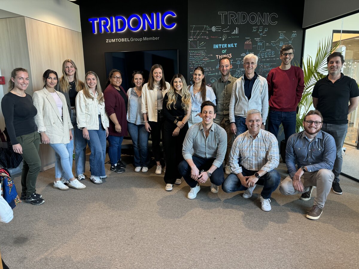 Die Teilnehmenden der ERP-Studienreise auf einem Gruppenfoto aufgenommen im IT Competence Center von Tridonic / Zumtobel in Porto.