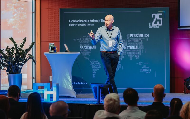 Prof. (FH) Dr. Roman Stöger auf dem Podium im Festsaal der HOK beim 1. KI-Kongress. 