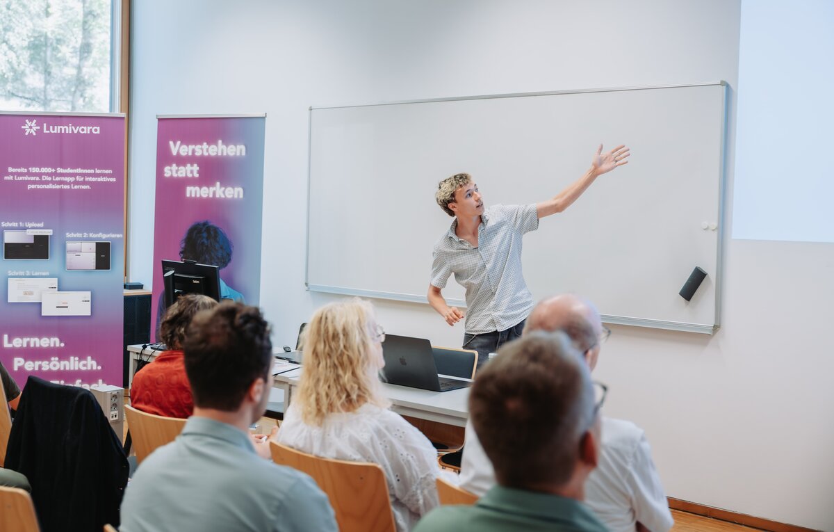 Vortragender und Publikum beim 1. Kongress an der HOK