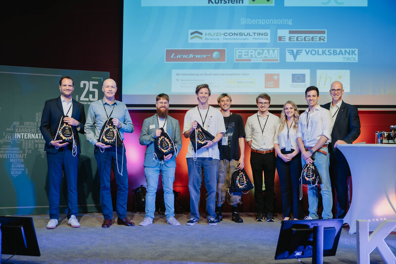 Gruppenfoto auf dem Podium der HOK beim 1. KI Kongress. 