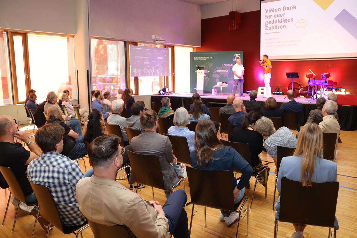 Blick auf das Publikum im Festsaal der HOK bei der Verabschiedung von Prof. (FH) Mag. Kurt Hoffmann. 