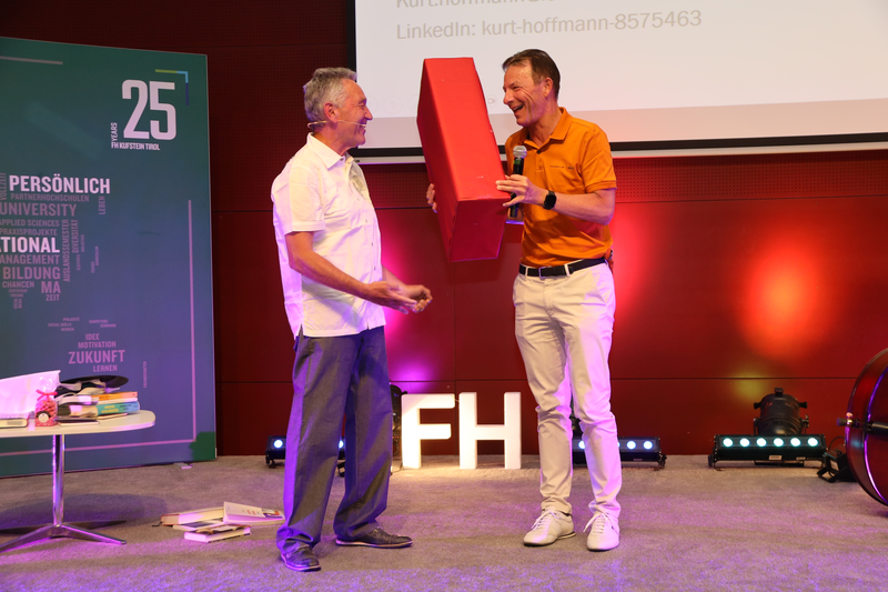 Prof. (FH) Mag. Kurt Hoffmann erhält vom Geschäftsführer der HOK, Prof. (FH) Dr. Thomas Madritsch, ein Präsent. 