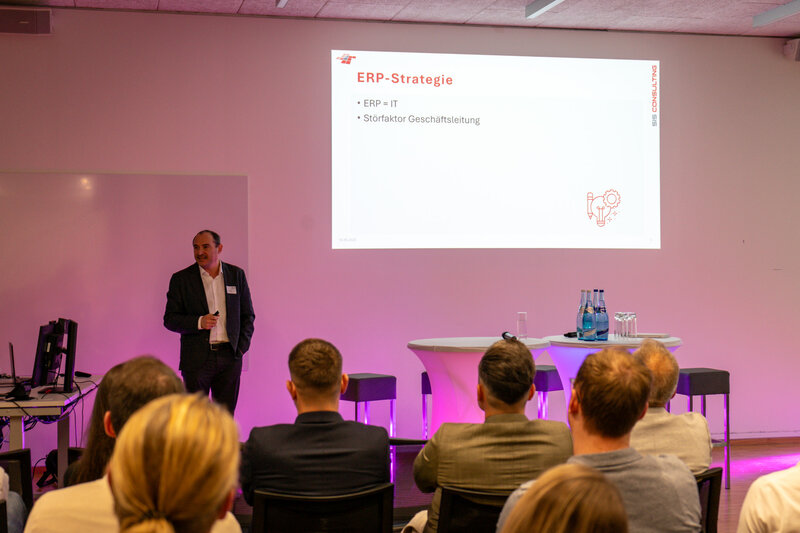 Person erklärt Inhalte der Präsentation zur ERP-Strategien