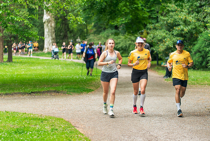 drei Läufer:innen im Park