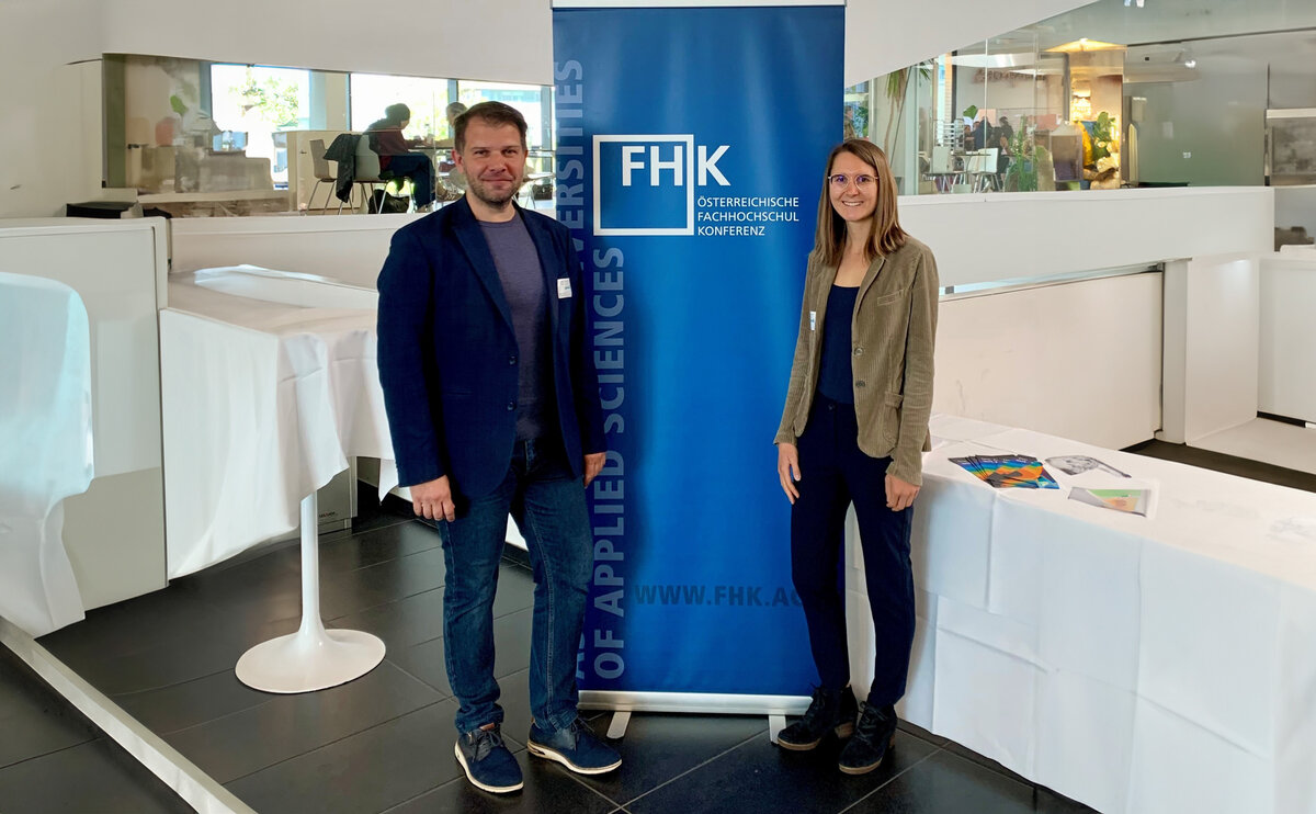 Mario Situm und Lea Carnuth vor einem blauen Roll-up der IHK