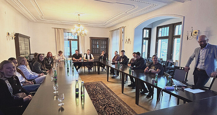 Eine Gruppe von Menschen sitzt um einen Tisch. 