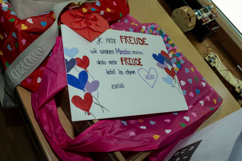 Ein bunt verpacktes Geschenk mit einer Karte.