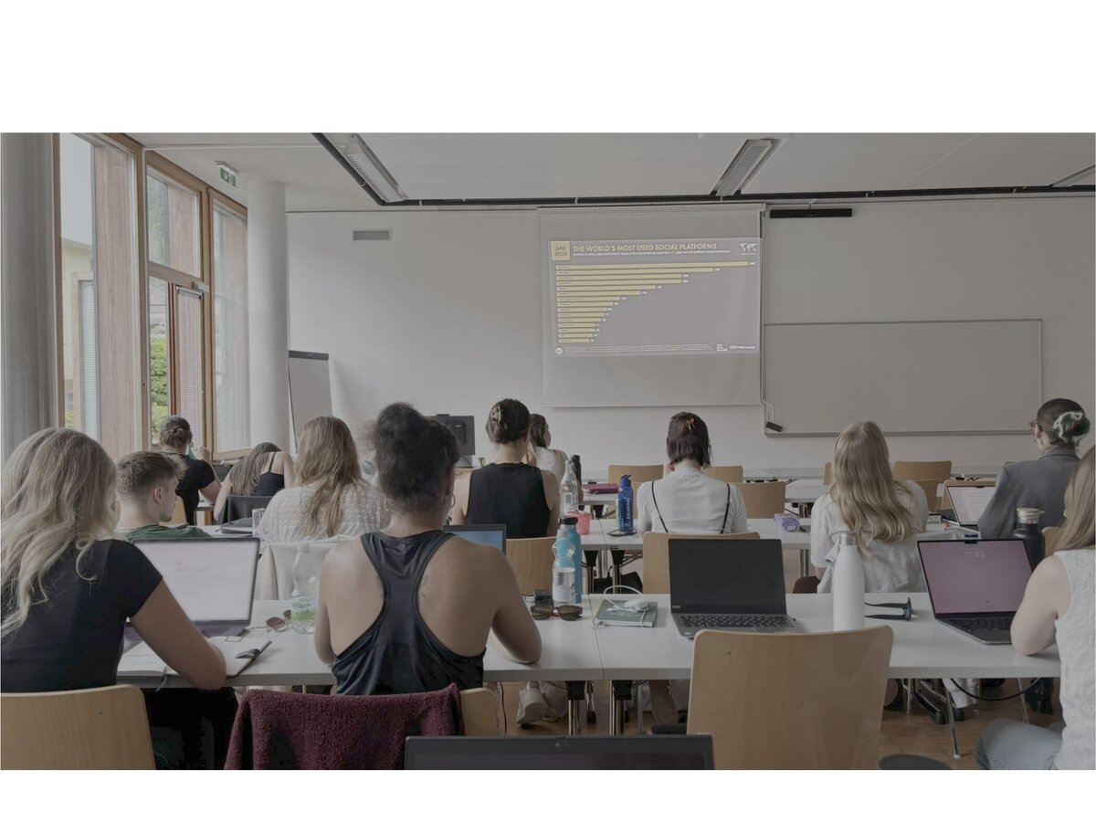 Ein Klassenraum mit Schülern von hinten.