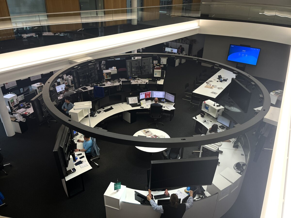Blick von obn auf ein Büro in Kreisformation