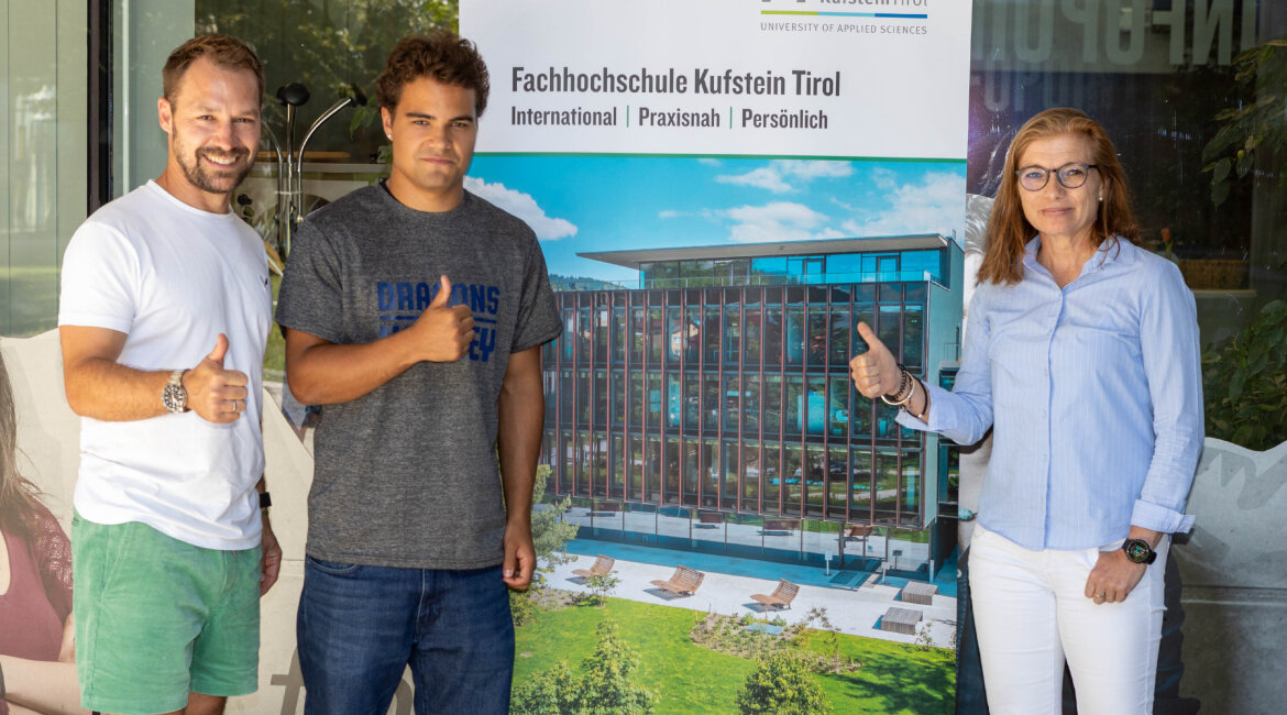 Gruppenfoto vor der HOK: Roland Luchner (HC Kufstein Dragons), Spieler Aleksi Airaksinen und FH-Vizerektorin Claudia Van der Vorst.