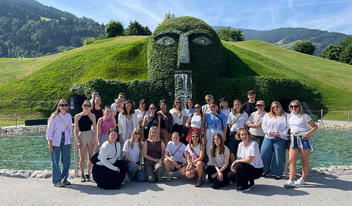 Gruppenfoto Studierende vor dem Riese dem Eingang der Kristallwelten