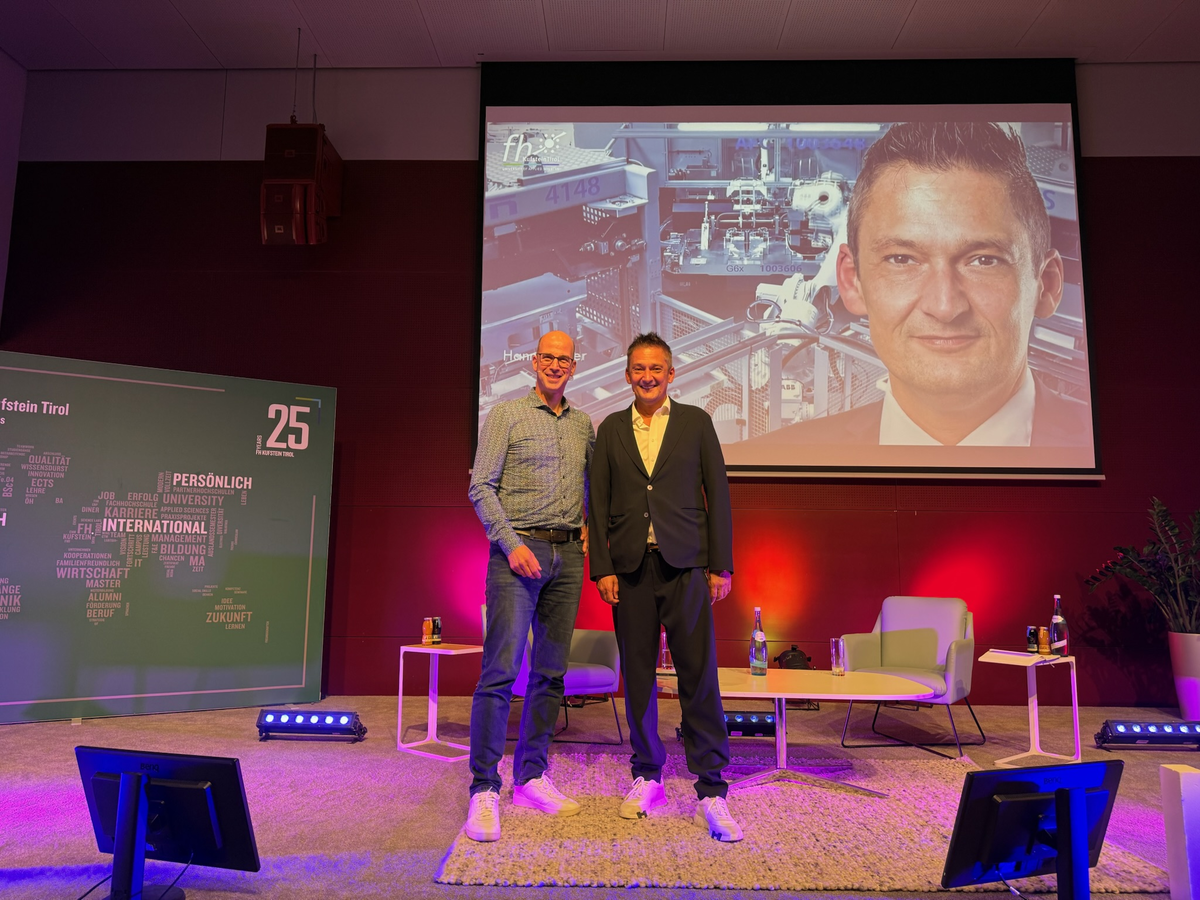 Peter Dietrich mit Hannes Auer auf der Bühne und im Hintergrund ein Portrait von Auer