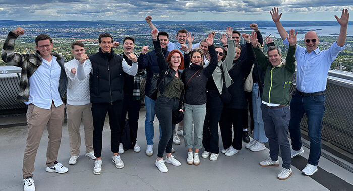 Studierende mit Peter Dietrich auf einem Gruppenbild an einem Aussichtspunkt mit Blick auf Oslo