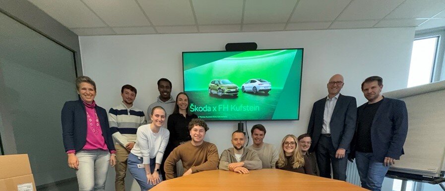 Personen stehen im Büro für ein Gruppenbild zusammen