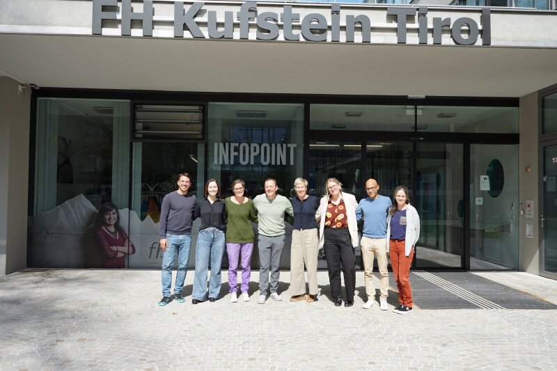 Gruppenfoto der PASS-Projektpartner vor der HOK.