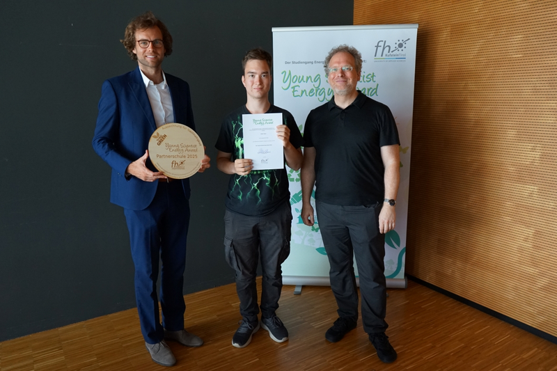 Teilnehmer des Young Scientist Energy Award mit Urkunde neben Jury-Mitgliedern bei der Verleihung an der HOK.